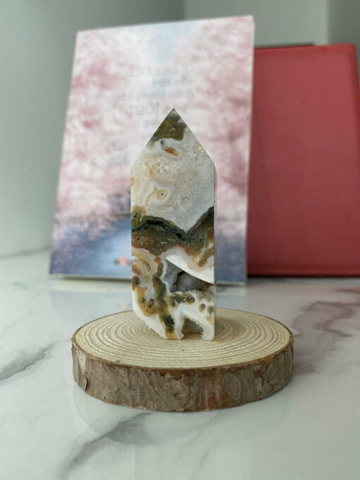 Trụ Moss Agate trên bàn