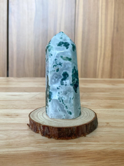 Trụ Moss Agate trên bàn