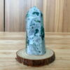 Trụ Moss Agate trên bàn