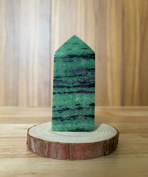 Trụ Ruby Zoisite trên bàn