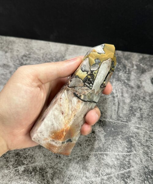 Trụ đá Mosaic Quartz - BMQ1 trên tay