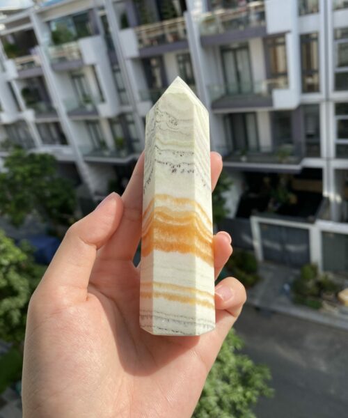 Yellow Calcite /w Chalcedony trên tay - YC4